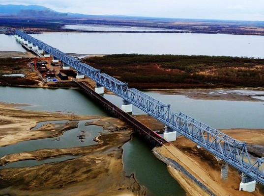 Движение по первому железнодорожному мосту между Россией и Китаем начнется в августе