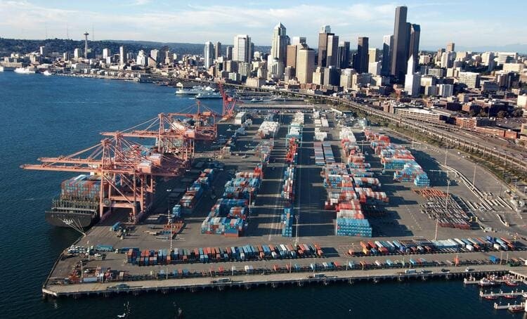 Морские порты США не успевают  обрабатывать контейнеры 