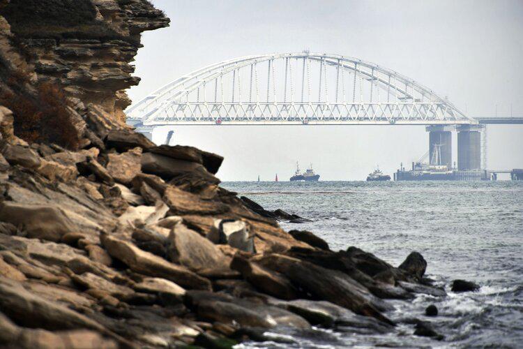 А Крымский мост едет… 