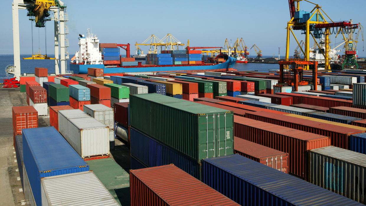 Оборот контейнеров в портах Северо-Запада уходит в пике