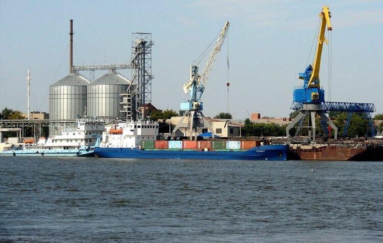 Астраханский порт живет надеждами, но  похвастаться нечем